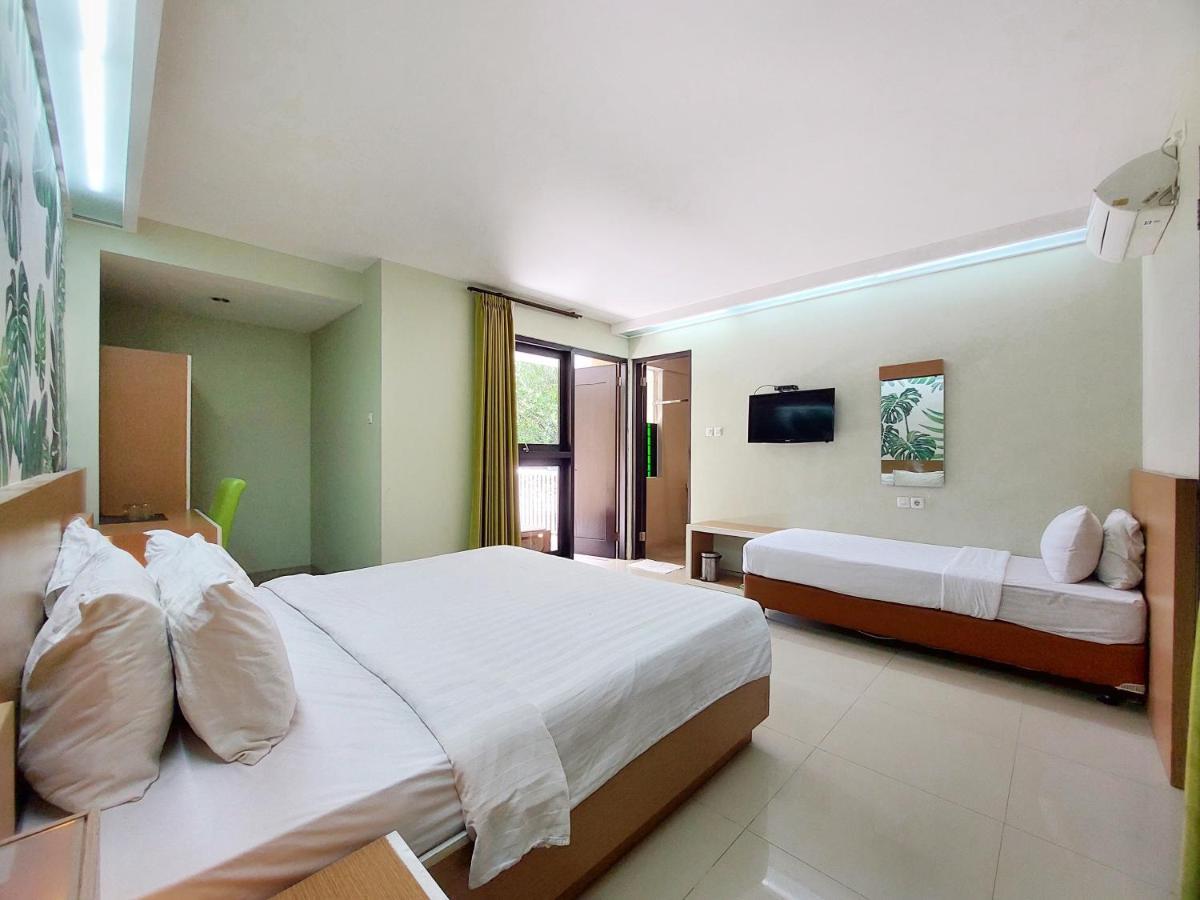 Shinta Pensión Malang Exterior foto
