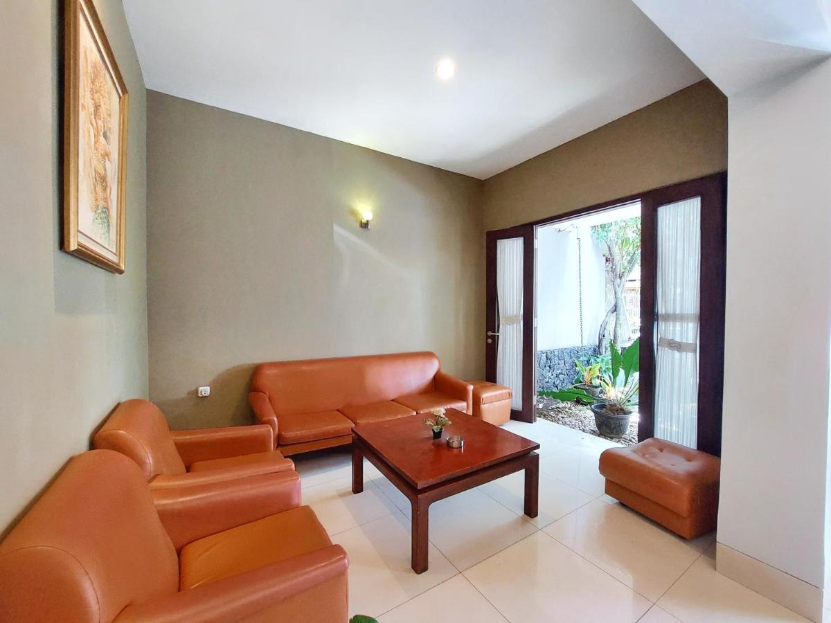 Shinta Pensión Malang Exterior foto