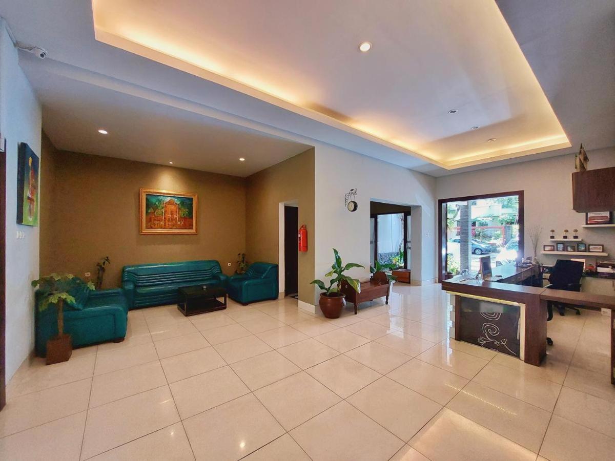 Shinta Pensión Malang Exterior foto