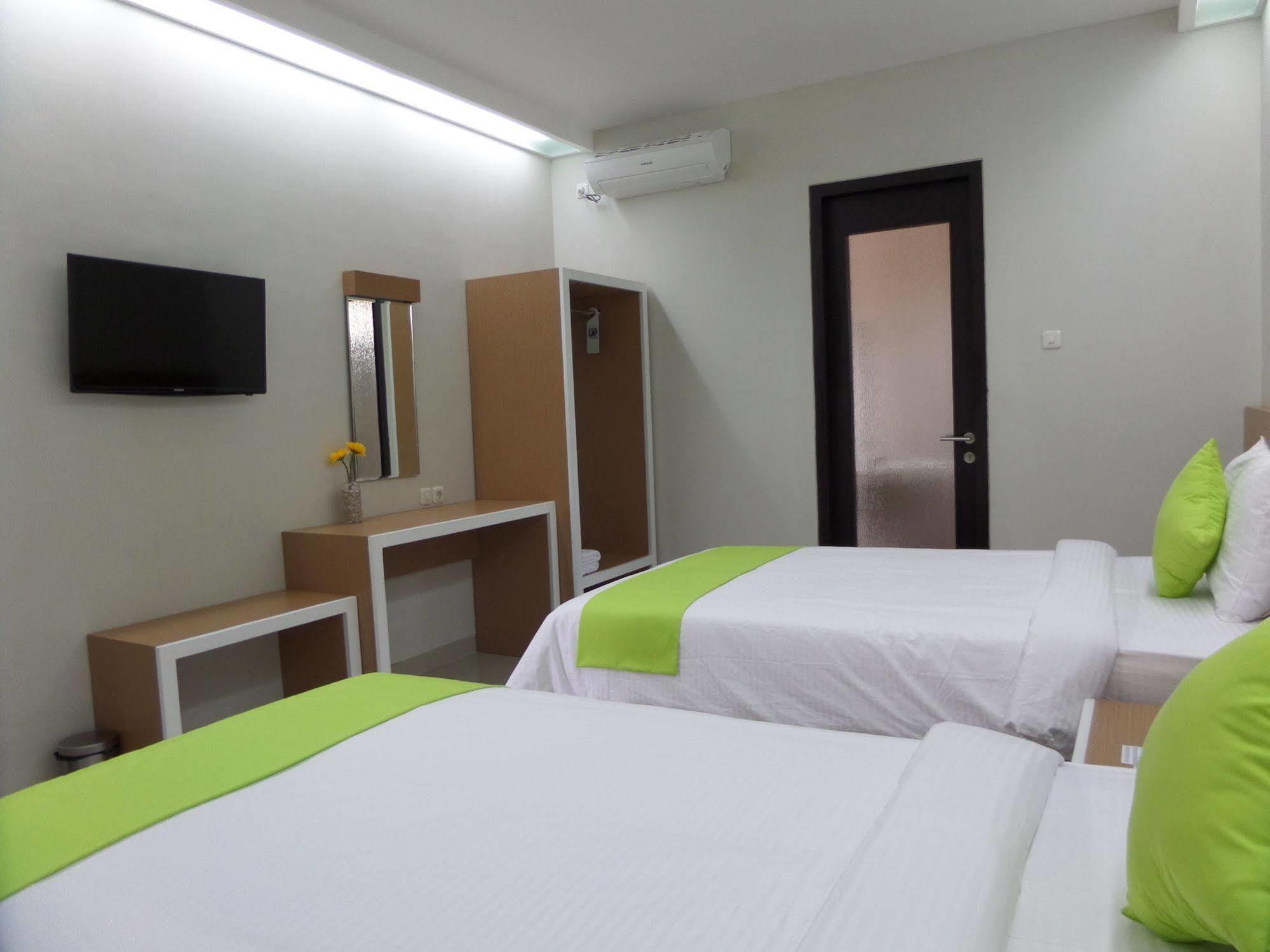 Shinta Pensión Malang Exterior foto