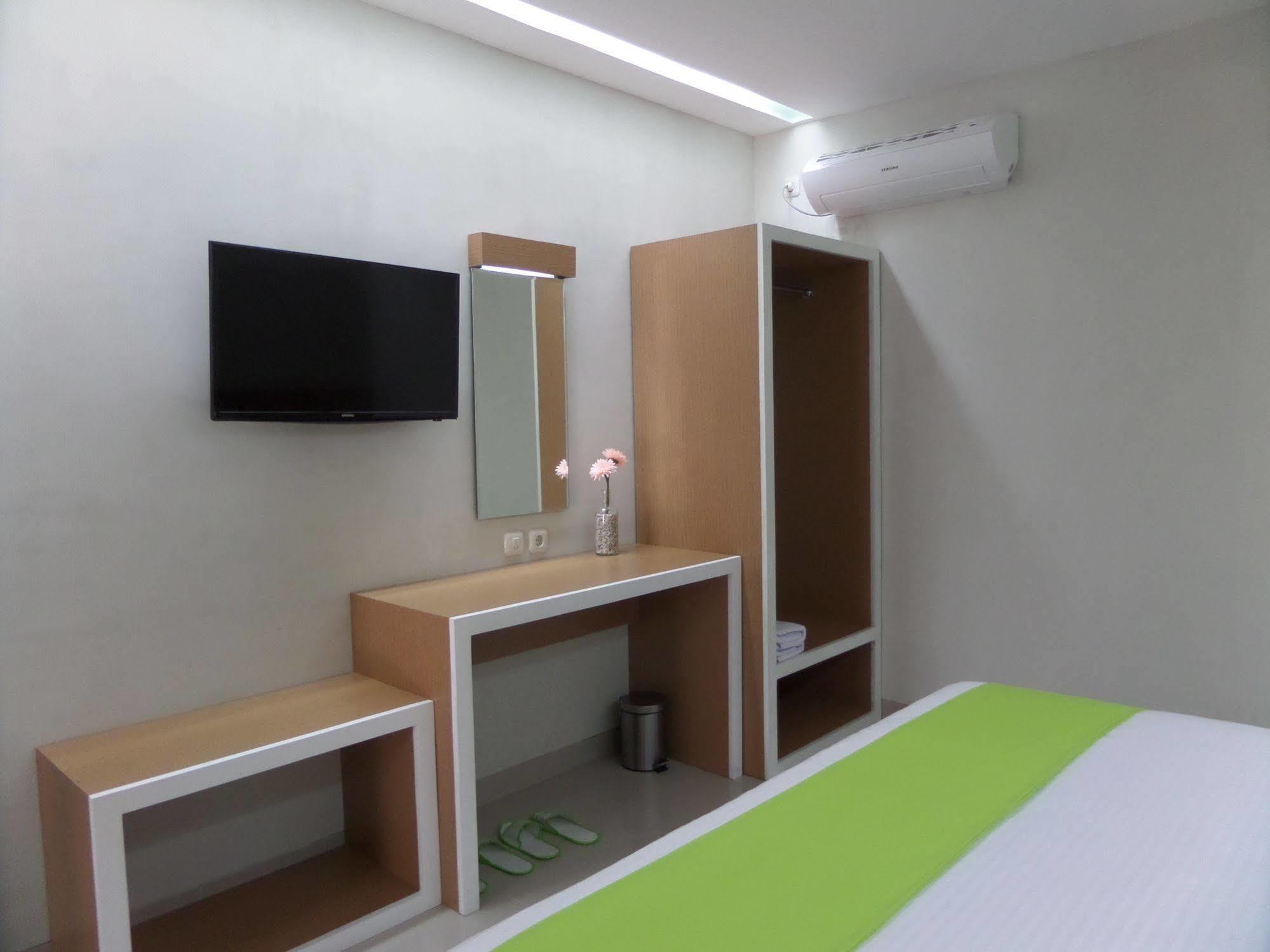 Shinta Pensión Malang Exterior foto
