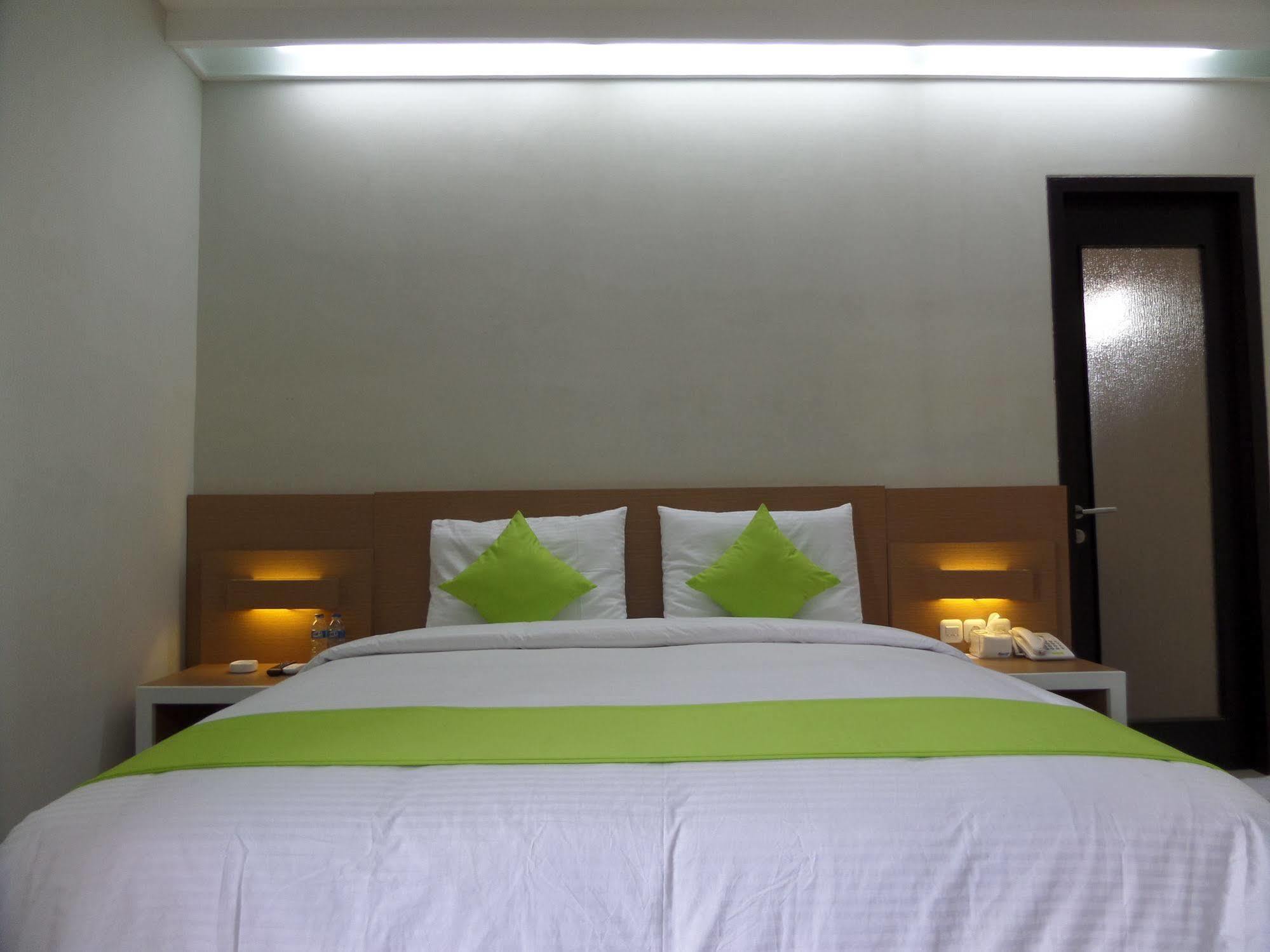 Shinta Pensión Malang Exterior foto