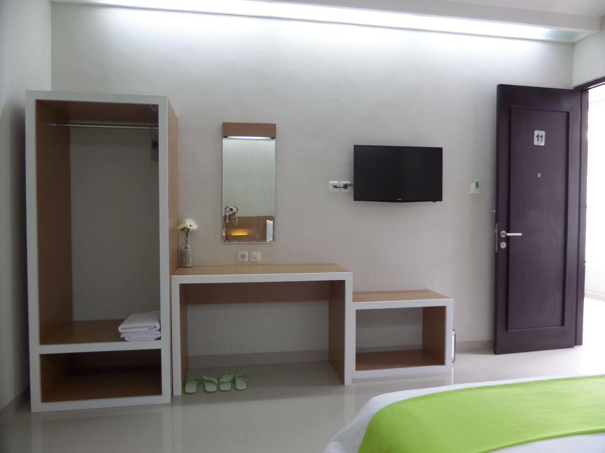 Shinta Pensión Malang Exterior foto