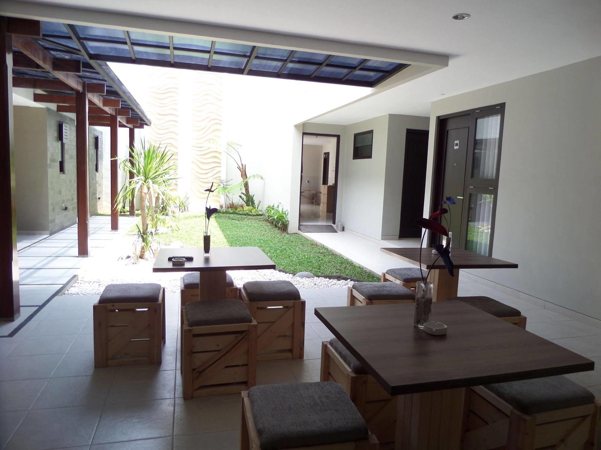 Shinta Pensión Malang Exterior foto