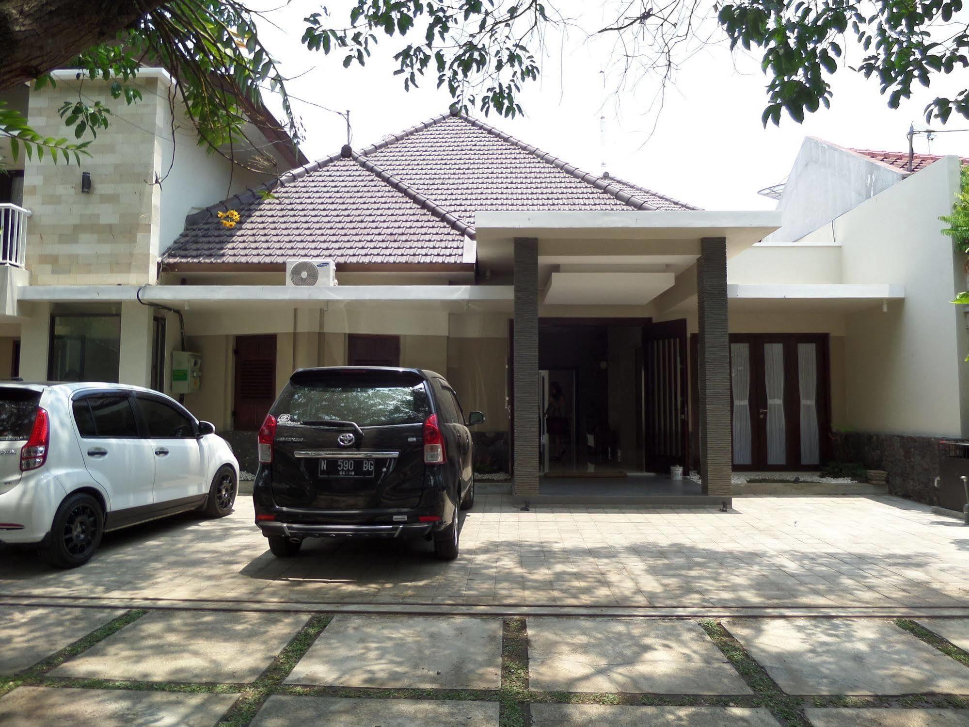 Shinta Pensión Malang Exterior foto